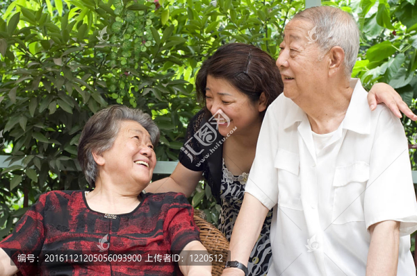 一個(gè)幸福的家庭：一對(duì)老夫婦和他們的孩子