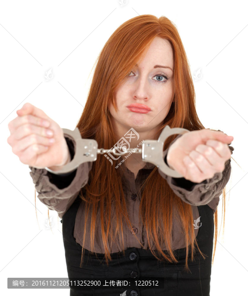 年輕的紅頭發(fā)女人戴手銬的手
