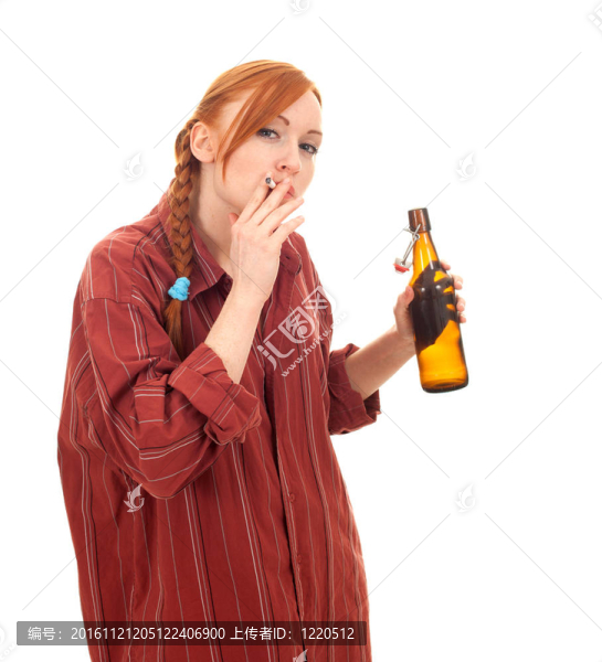 抽煙的年輕女人留著棕色的啤酒