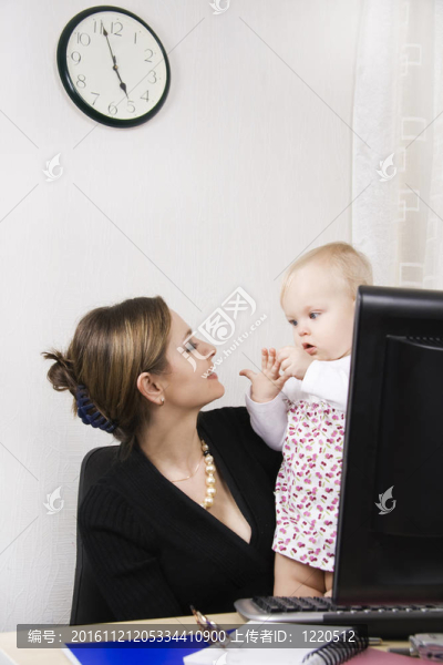 繁忙的母親與她的嬰兒