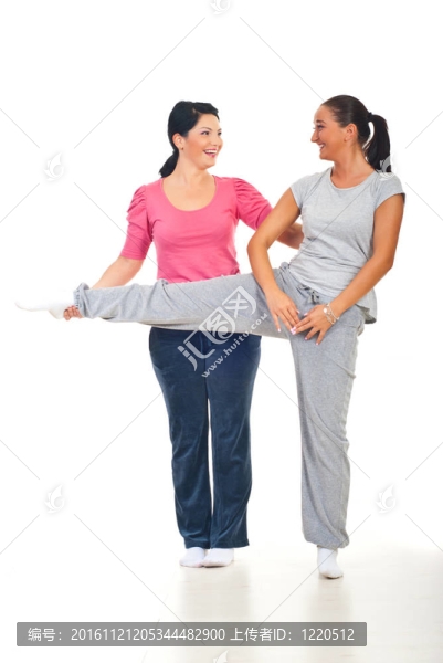 女子與私人教練笑