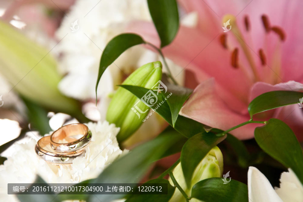 花束上的結(jié)婚戒指