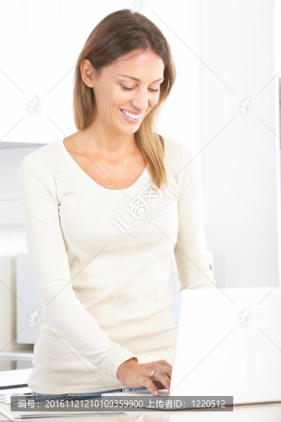 女人-匯圖網(wǎng) www.fosd68.com 女人