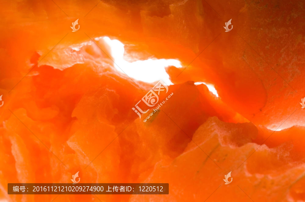 咬出一個新鮮的胡蘿卜