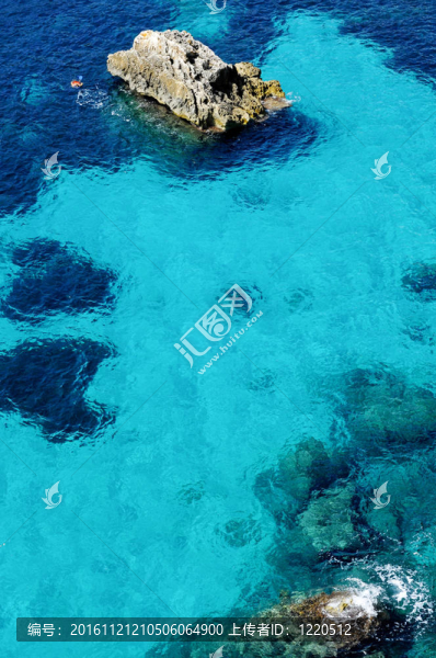 在熱帶海灘潛水