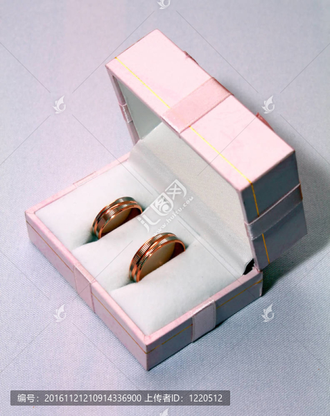 粉紅盒子里的兩個結(jié)婚戒指