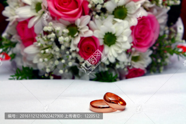 兩個結婚戒指和花束