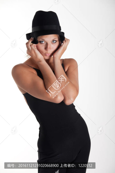 單的女人，戴著一頂黑色的帽子