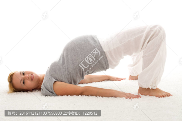 漂亮孕婦在地板上做運動