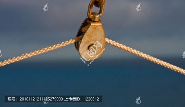 藍(lán)色背景滑輪上的繩子