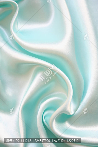 以流暢的優(yōu)雅的藍(lán)色絲綢為背景
