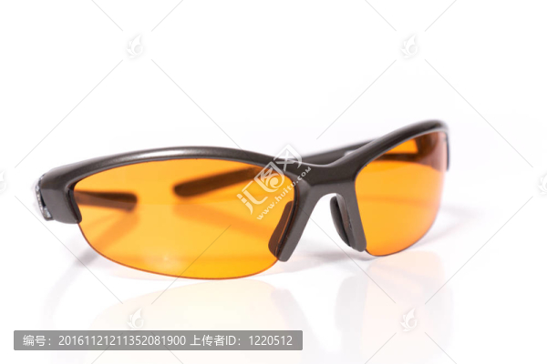 白色背景上的太陽眼鏡