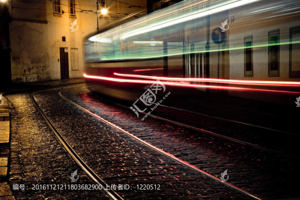 夜間有軌電車(chē)在布拉格