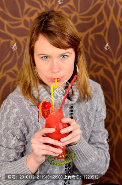 特寫(xiě)鏡頭華麗的女孩與雞尾酒