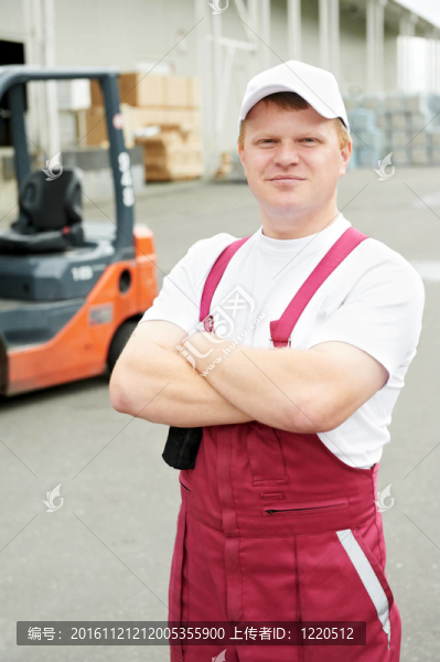 叉車前的倉庫工人