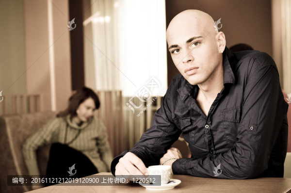 英俊男子喝咖啡
