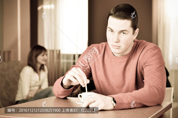 英俊男子喝咖啡