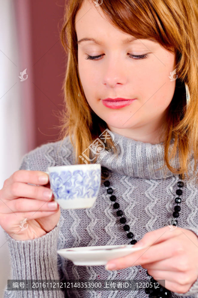 年輕漂亮的女孩飲用咖啡
