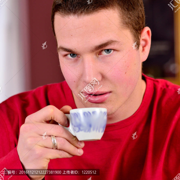 英俊男子喝咖啡