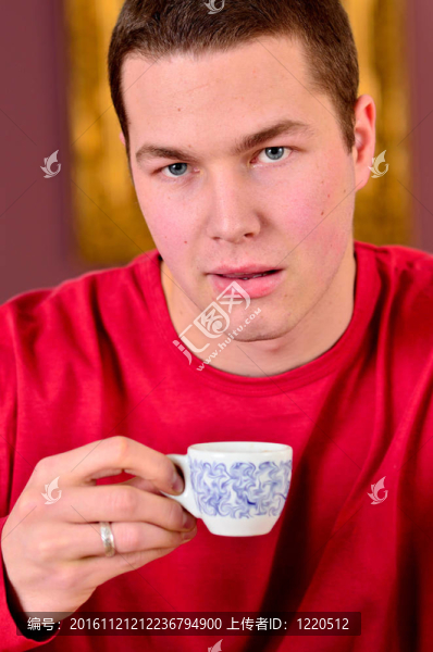 英俊男子喝咖啡