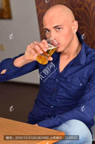 年輕人喝了一杯啤酒