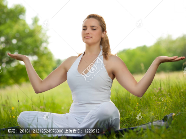 自然中的可愛的年輕女孩時(shí)常在公園草地的戶外綠色領(lǐng)域的冥想