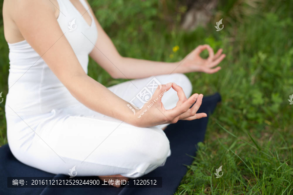 自然中的可愛的年輕女孩時(shí)常在公園草地的戶外綠色領(lǐng)域的冥想