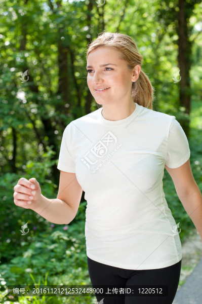 可愛的活潑女人在林間漫步