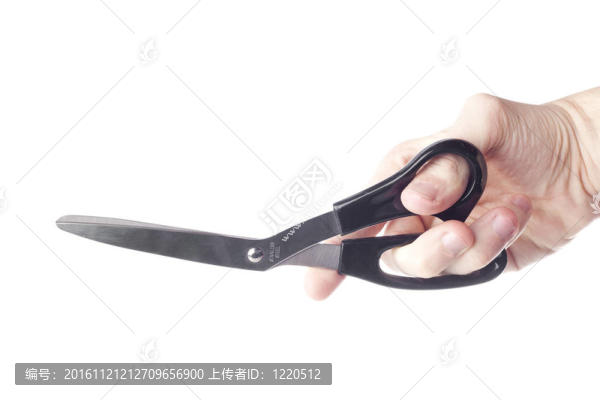一只手拿著一把黑色的剪刀