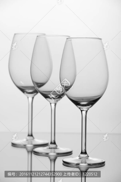 空的酒杯