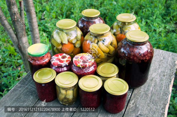 家里的罐頭。泡菜和果醬