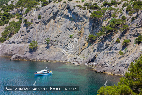 藍(lán)色海灣的白色游艇
