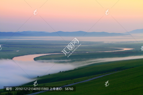 草原河灣晨霧