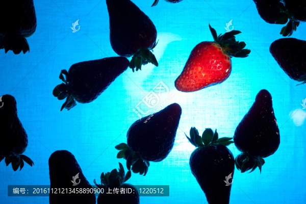 草莓在水