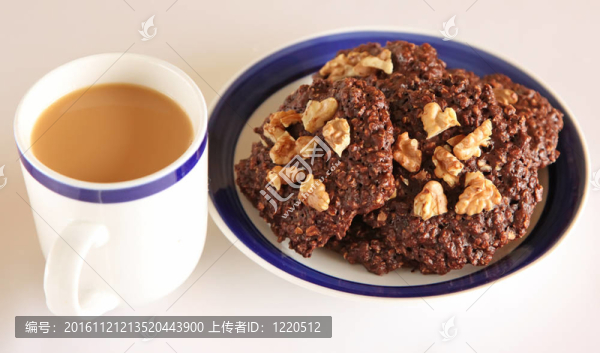 核桃燕麥餅干和一杯茶
