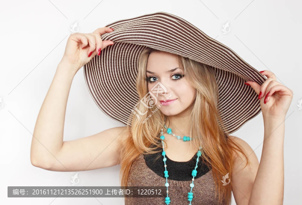 戴帽子的女人