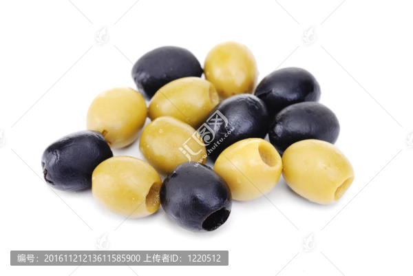 一些混合的黑色和綠色的去核橄欖孤立在白色背景