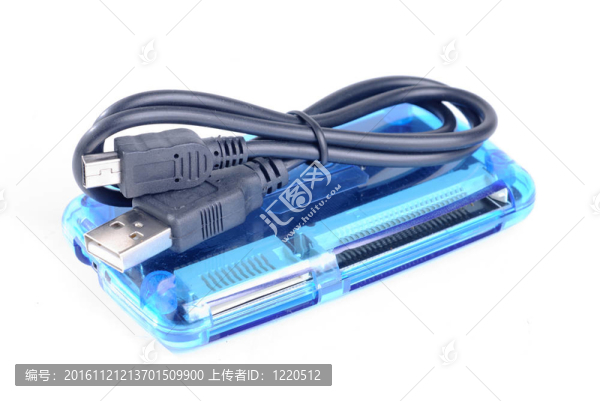 藍(lán)色讀卡器和黑色電纜隔離在白色