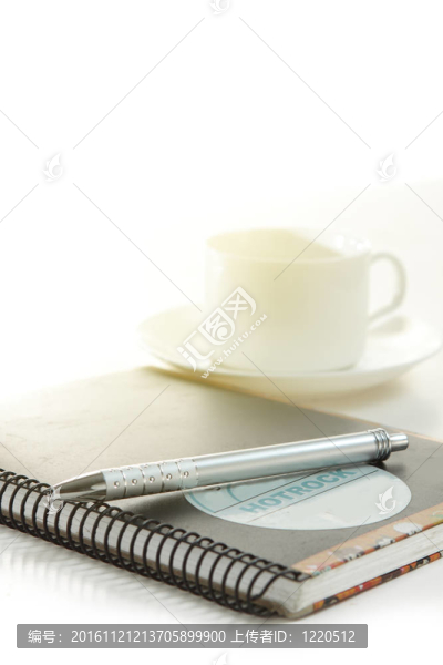 一種帶有一杯咖啡的白紙上的筆