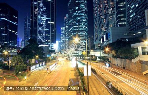 穿過城市的交通（交通被視為光的蹤跡）