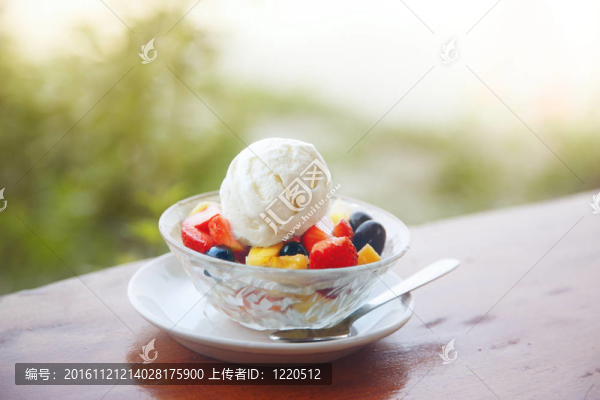 冰淇淋水果沙拉