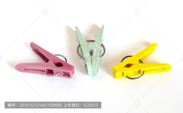 彩色衣夾白色隔離。