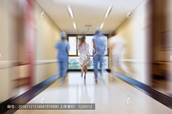 外科醫(yī)生和護士在走廊里奔跑