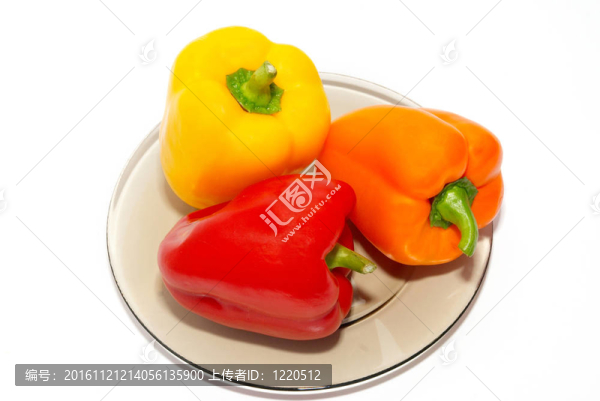 三在白色背景的彩色板上辣椒。