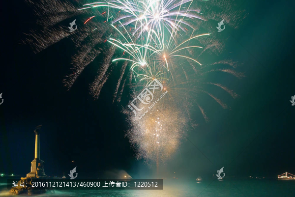 向海灣上空的焰火致敬。塞瓦斯托波爾。