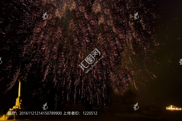 向海灣上空的焰火致敬。塞瓦斯托波爾。