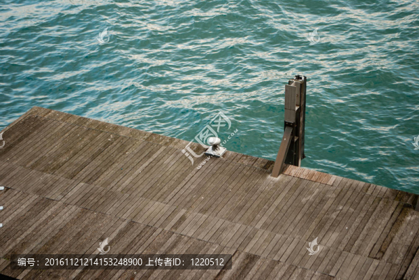 山上的湖