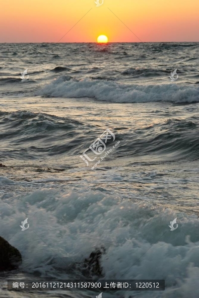 日落在海洋之上。