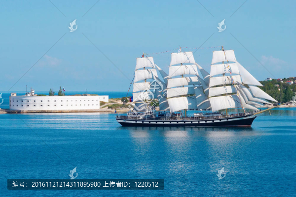 帆船進入海灣。
