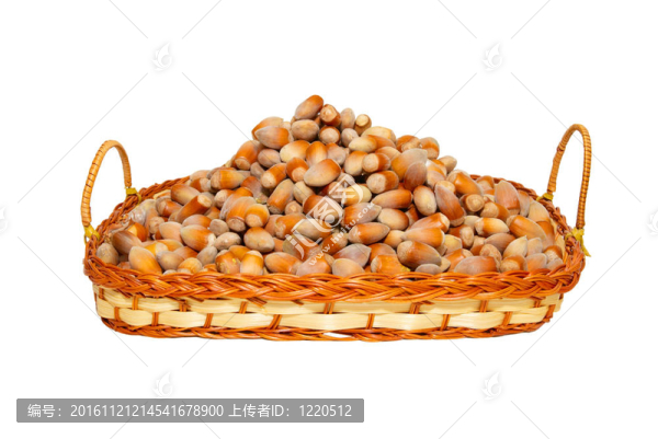 在柳條籃子堆白色隔離。